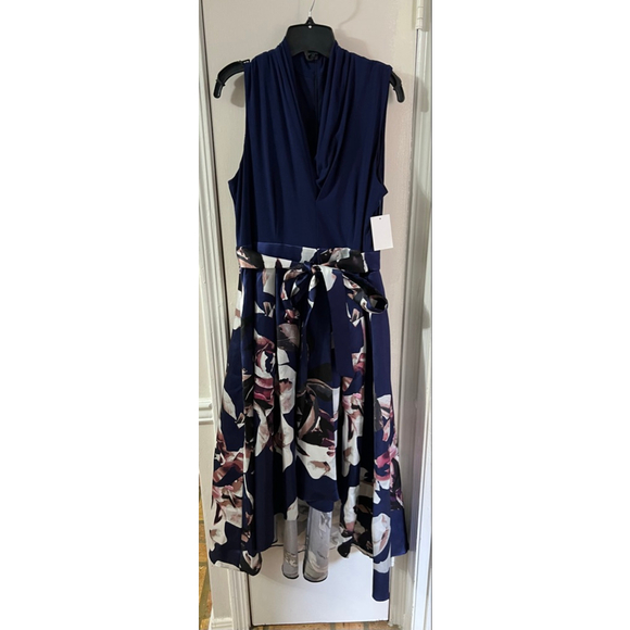 SLNY Floral Pleated High-Low Dress
SZ 14 - Picture 5 of 7